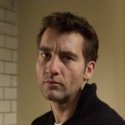 Clive Owen neemt de wapens ter hand